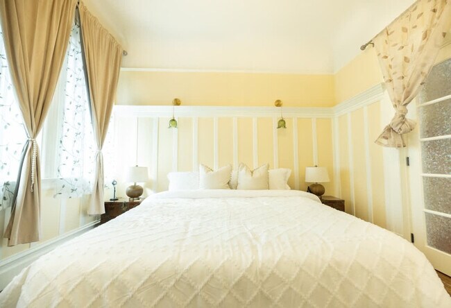 Building Photo - 1107 Broadway-SI ID1309749P