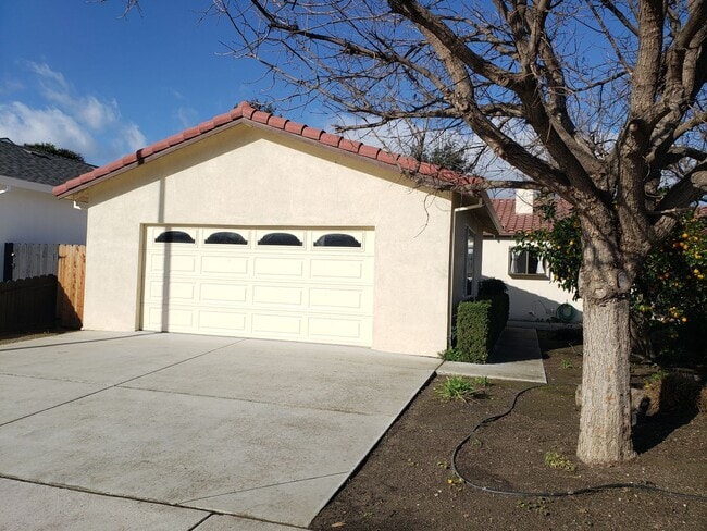 Building Photo - Charming Single Story 3 Bedroom 2 Bath Ava...