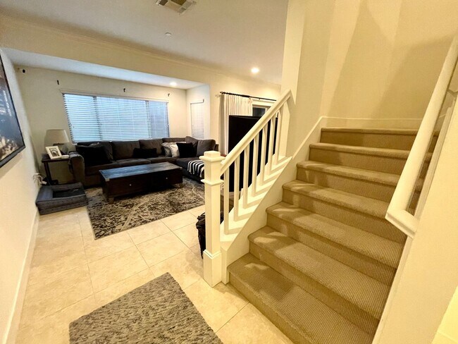 Building Photo - Modern and Chic 2 bed 2.5 bath in Newport Beach!!!