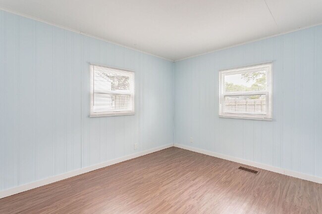 Building Photo - 402 E Chippewa Ave