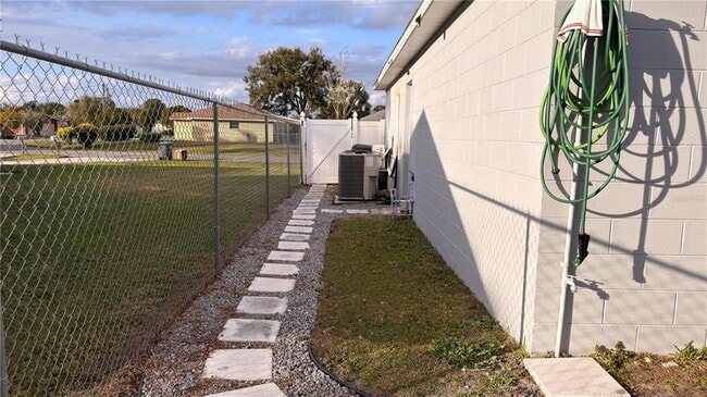 Building Photo - 627 Fisher Ct