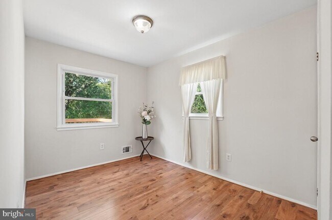Building Photo - 229 Cabbel Dr