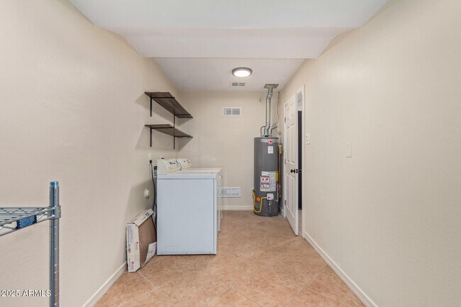 Building Photo - 1422 W Orange Dr