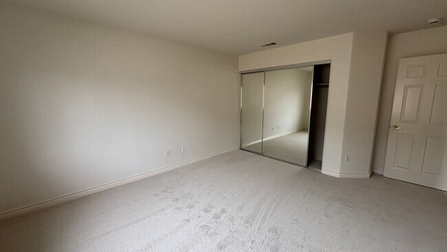 Building Photo - Large lovely home with amazing views!