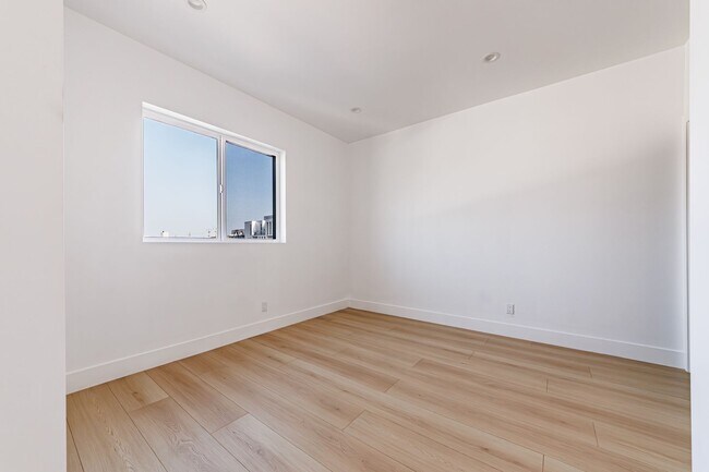 Building Photo - 13461 Beach Ave