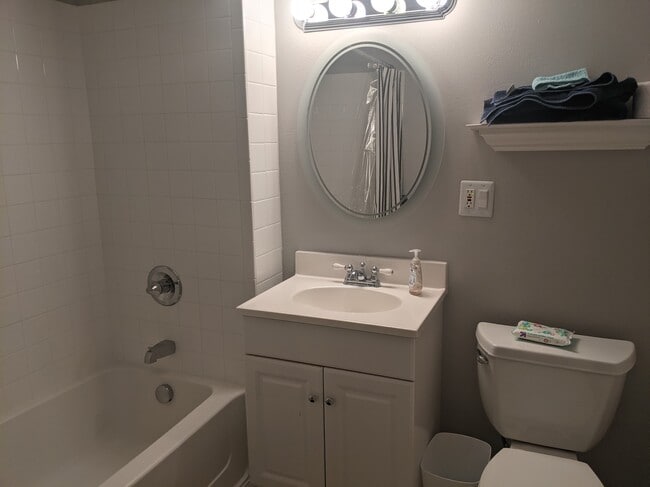 Building Photo - 2089 S Deframe St