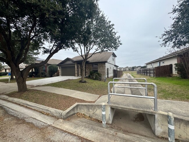 Building Photo - Ready for Move In! Nice & Large 5 bedroom ...