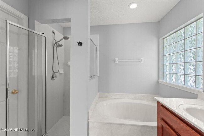 Building Photo - 1333 Lindseys Xing Dr