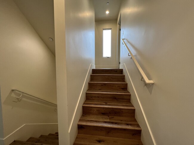 Building Photo - Modern 3BD/2.5BA in La Jolla! Private Doub...