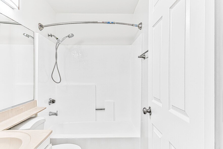 Building Photo - 1075 Loma Ave