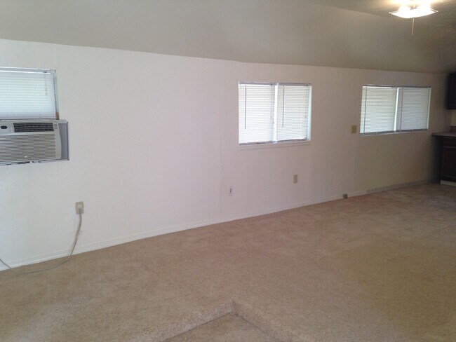 Building Photo - Studio single family home