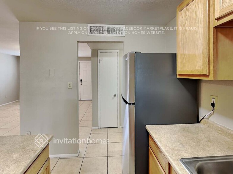 Building Photo - 5909 W Coronado Rd