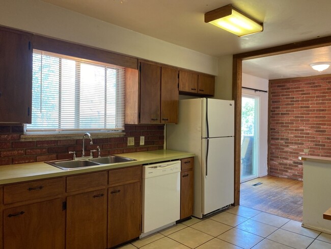 Building Photo - 5 Bed 2 bath Home - Close to CSU - Student...