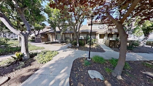 Building Photo - 3 Bedroom Beautifully Upgraded Home in Ana...