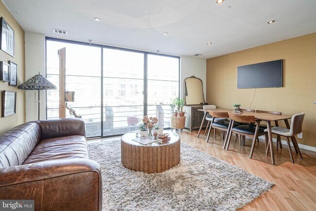 Primary Photo - 3 N Christopher Columbus Blvd