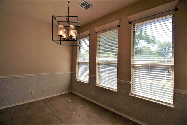 Building Photo - Beautiful 4 Bed 2 Bath in Edmond