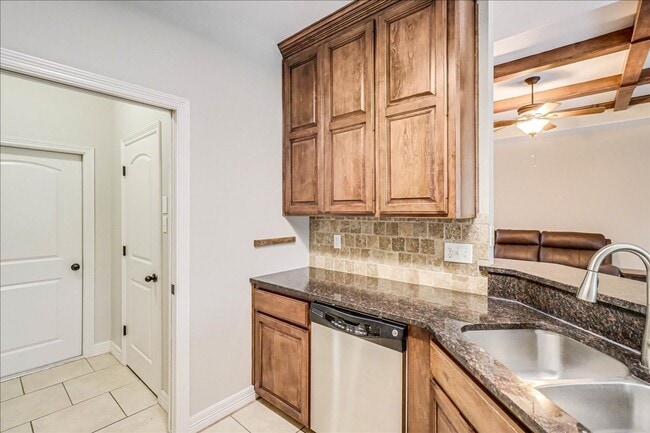 Building Photo - 2518 Date Palm Dr