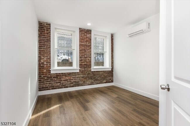 Building Photo - 200 Forest St