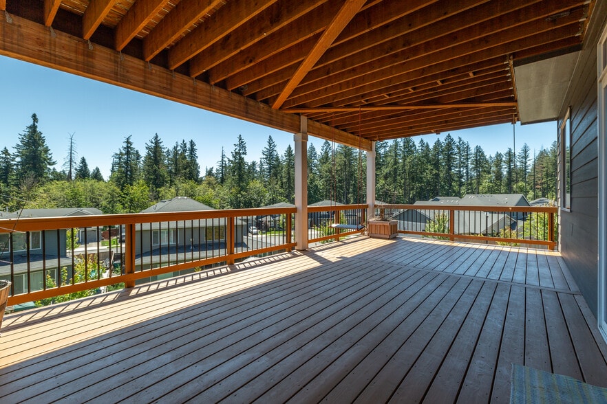 Lower Deck - 3352 NE Spruce Dr