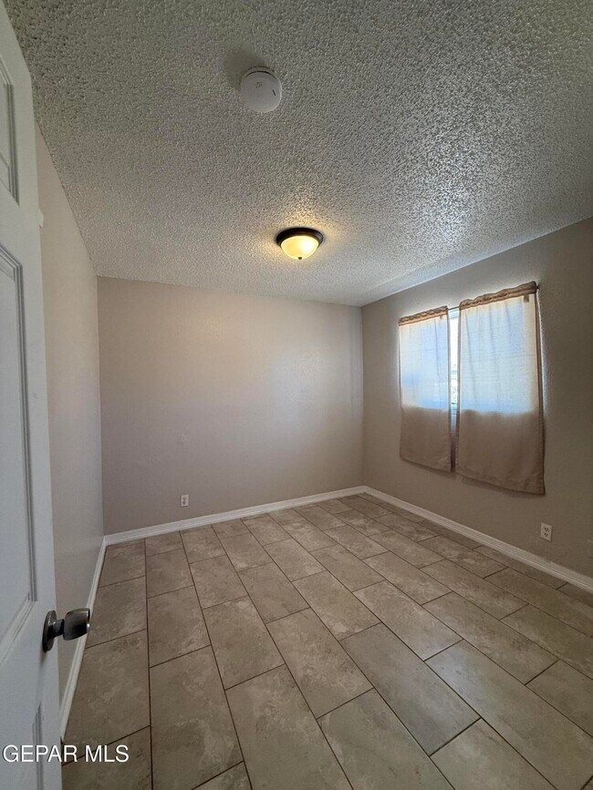 Building Photo - 955 Versailles Dr