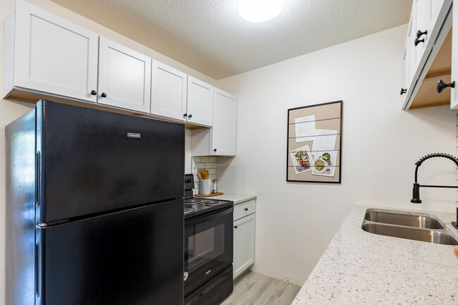 Building Photo - The Oaks | 1-Bedroom Unit