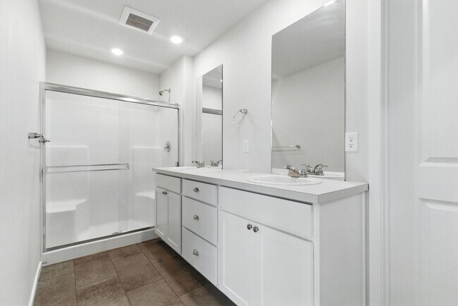 Building Photo - Beautifully Maintained Home in Coveted HOA...