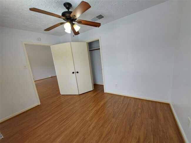 Building Photo - 3807 Quiet Pl Dr