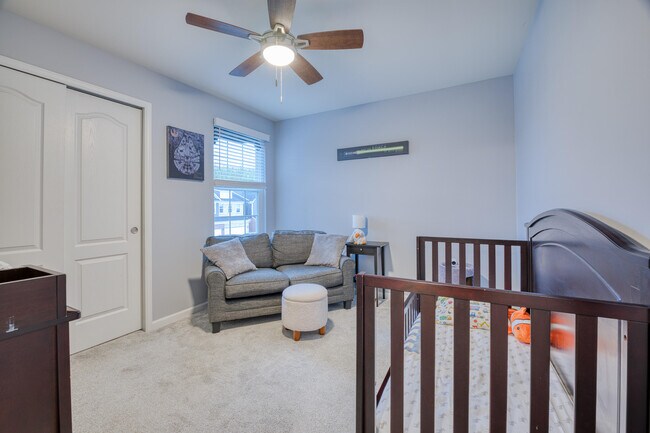 Building Photo - 2832 Fairgrove Cres