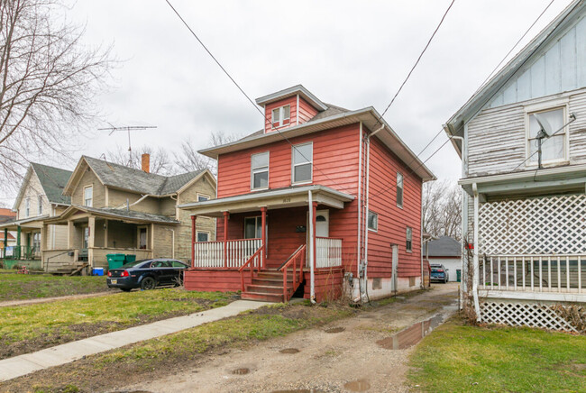 Building Photo - 1028 N Cedar St