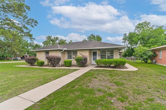 Primary Photo - 10414 Woodwind Dr