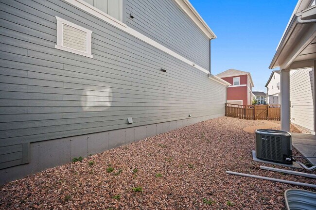 Building Photo - Modern 4 Bedroom, 2 Bathroom Westside Home with Balcony Views of Garden of the Gods!