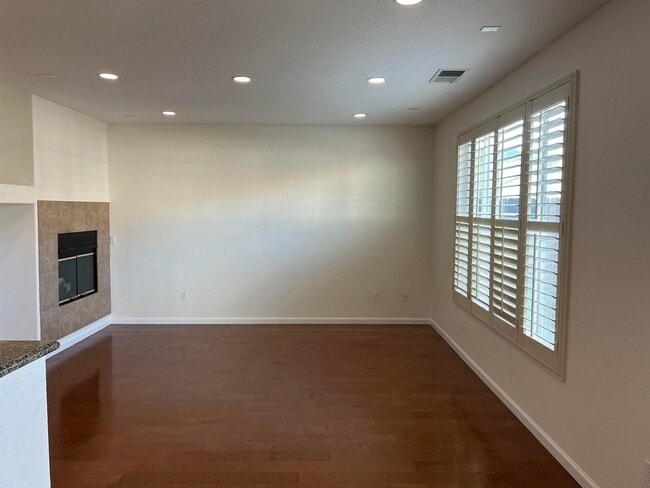 Building Photo - 1112 Park W Dr