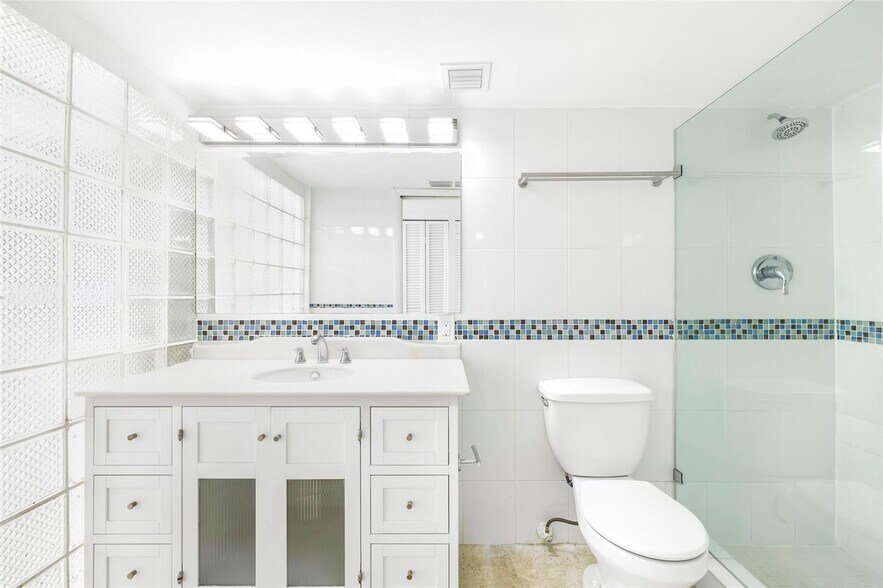 Building Photo - 1420 Brickell Bay Dr