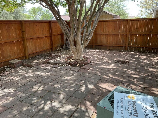 Building Photo - Beautiful Townhome in nice neighborhood - ...