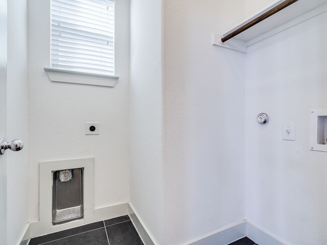 Building Photo - 2215 Capulet St