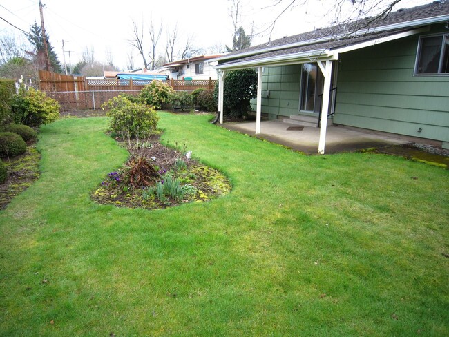 Building Photo - Three Bedroom Home with Covered Patio
