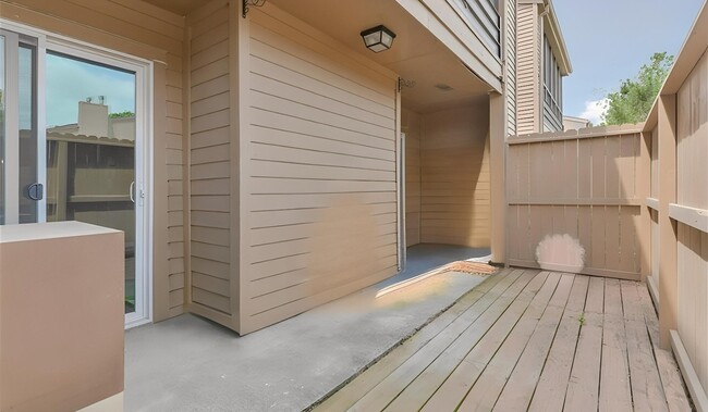 Building Photo - 10555 Turtlewood Ct