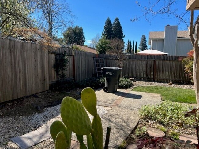 Building Photo - Nice pocket home with two fireplaces. Gardening service is included.