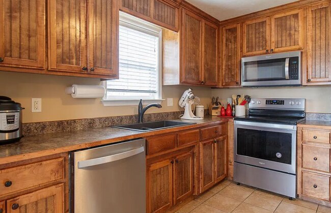 Building Photo - Valdosta Comfort: 3BR Home with Fenced Yard & Pet-Friendly!
