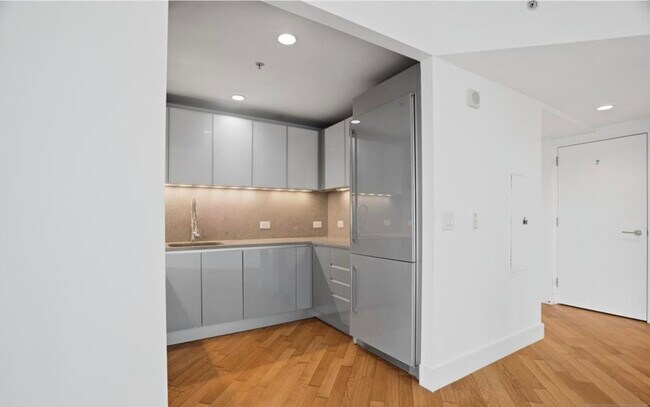 Building Photo - 77 Hudson St