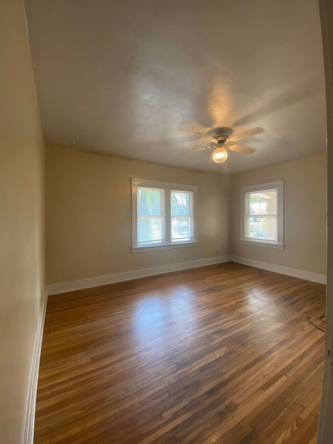 Building Photo - $2,200 | 3 Bedroom, 1.5 Bathroom House | P...