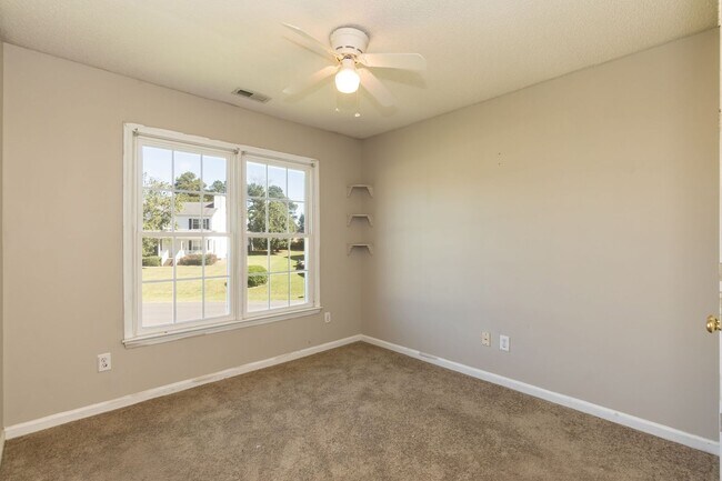 Building Photo - Large Three Bedroom Home!