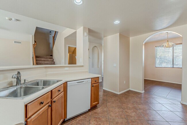 Building Photo - Pet-Friendly 4 Bedroom Rental in Tucson wi...