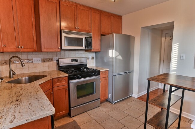 Building Photo - Beautiful 3 Bedroom on Vine St