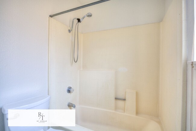 Building Photo - Freshly painted and featuring brand new 2nd-floor flooring 3 Bedrooms, 2.5 Bathroom in Baldwin Park