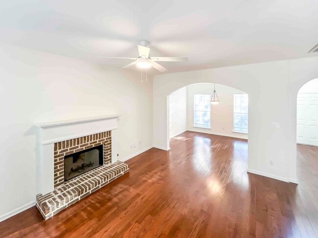 Building Photo - Fantastic 3 BR/2.5 BA Traditional on Full Unfinished Basement in Austell!