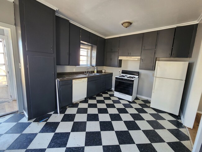 Building Photo - Remodeled 2-bed, 1-bath House