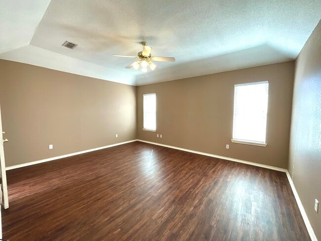 Building Photo - 209 Sooner St