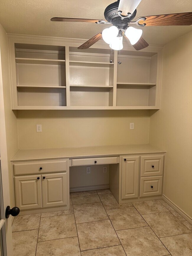 Building Photo - College Station -3 bedroom / 2 bath / 2 ca...