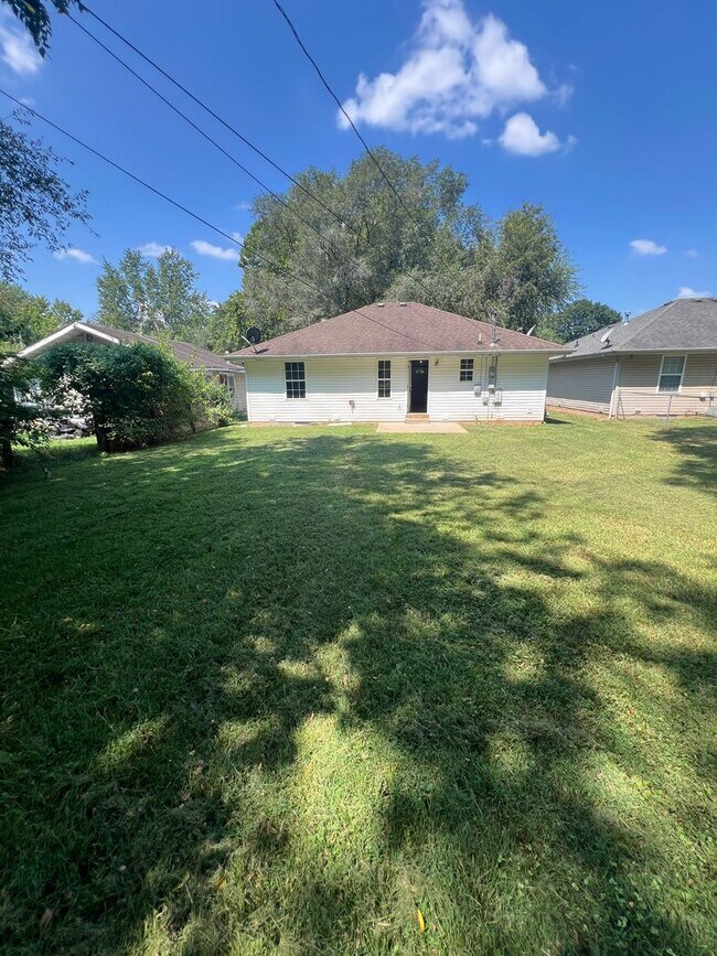 Building Photo - 3 bedroom/2 bath house with one car garage